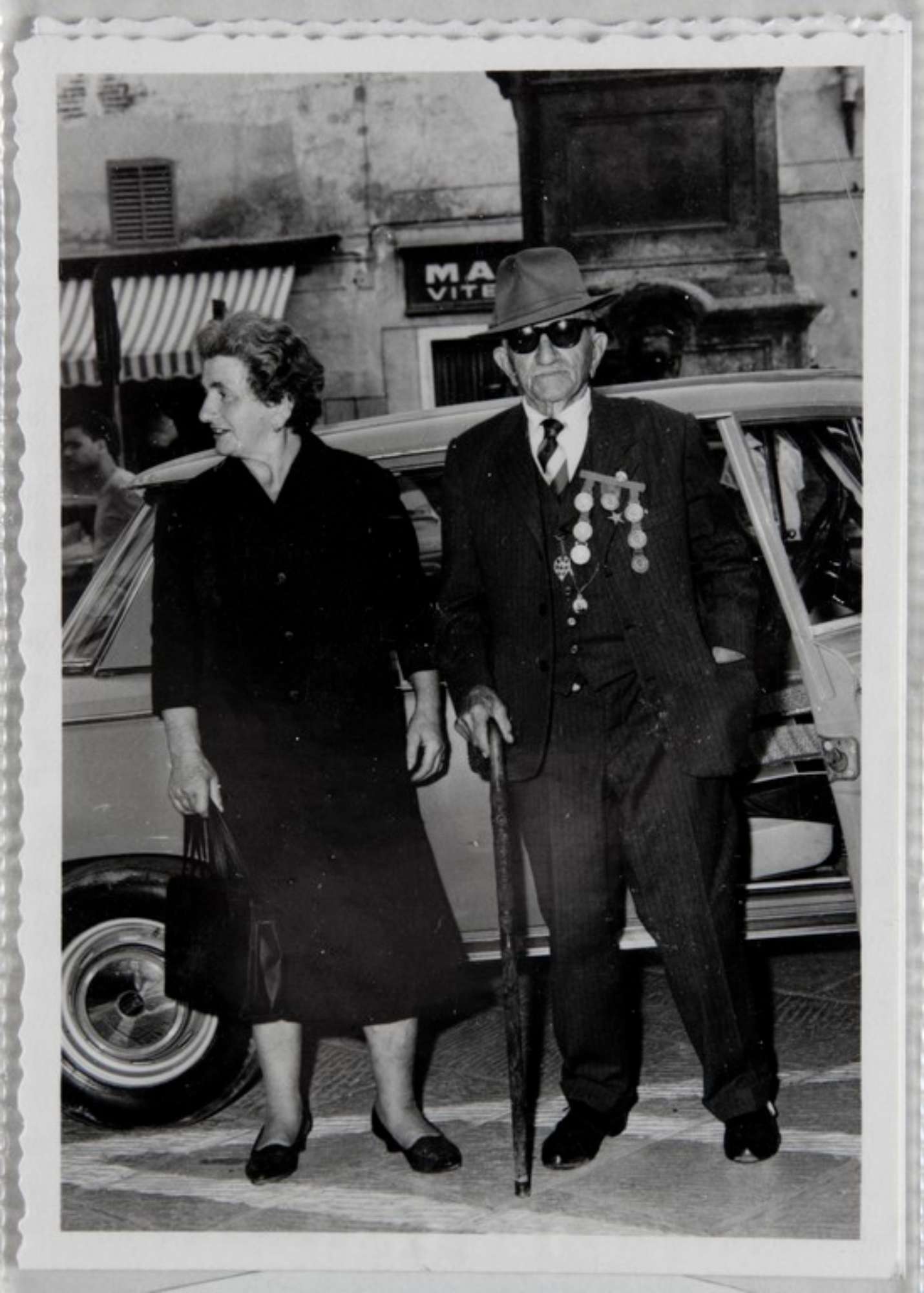 Poggibonsi, 18-19 luglio 1964, XX° anniversario della liberazione e conferimento ad Alcide Cervi della cittadinanza onoraria. Alcide Cervi accompagnato dalla figlia Diomira